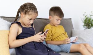 Illustrasi anak main HP.