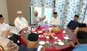 Wagub Kepri Nyanyang Haris Pratamura (kiri) bersama para tokoh Melayu dan tokoh BP3KR, saat berbuka puasa bersama di Hotel Asialink, Batam, 13/5/2026.