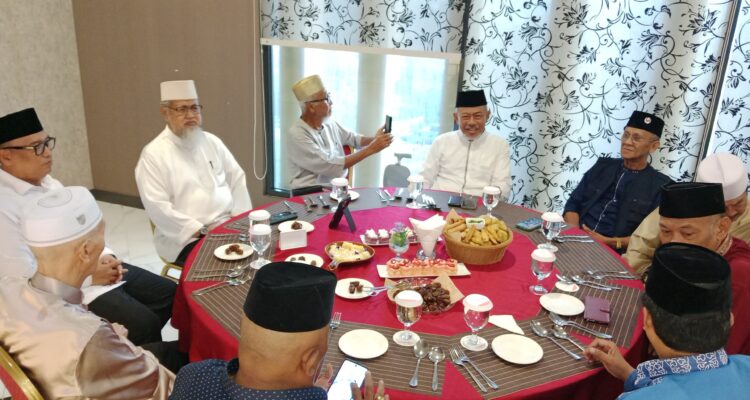 Wagub Kepri Nyanyang Haris Pratamura (kiri) bersama para tokoh Melayu dan tokoh BP3KR, saat berbuka puasa bersama di Hotel Asialink, Batam, 13/5/2026.