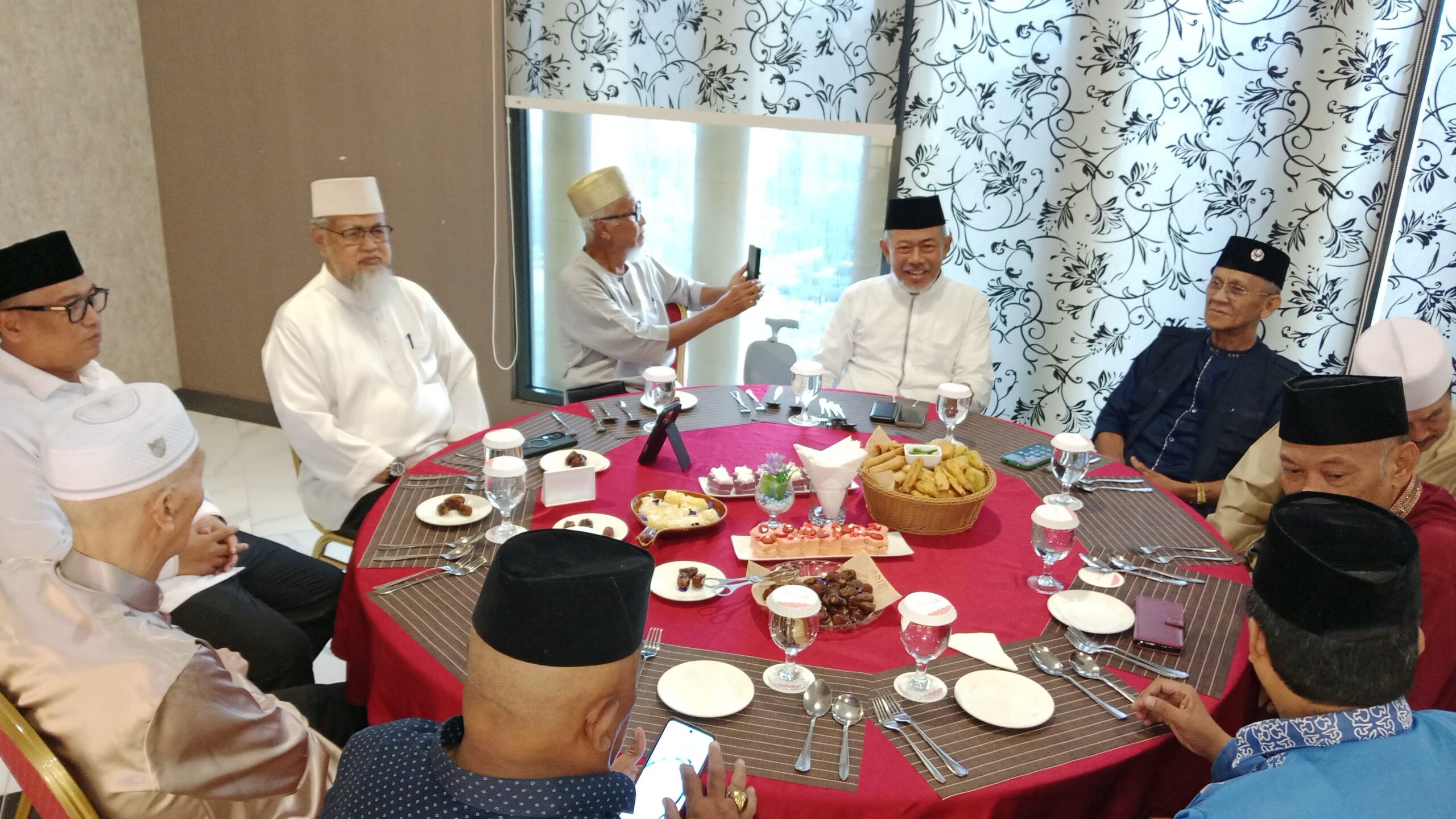 Wagub Kepri Nyanyang Haris Pratamura (kiri) bersama para tokoh Melayu dan tokoh BP3KR, saat berbuka puasa bersama di Hotel Asialink, Batam, 13/5/2026.