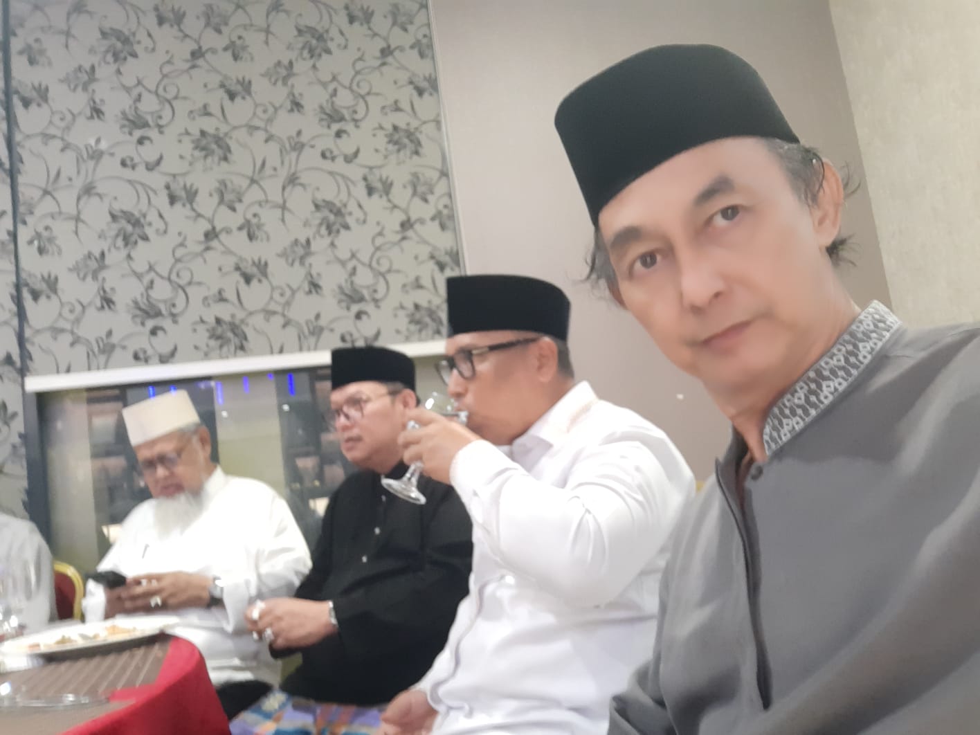 Syahzinan (kanan) bersama Wagub Kepri Nyanyang Haris Pratamura (dua dari kanan) saat berbuka puasa bersama tokoh Melayu dan BP3KR di Batam, 13/3/2026.