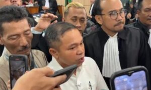 Abdul Wahid saat keluar dari ruang sidang di Pengadilan Negeri Pekanbaru, Riau, Kamis (26/3/2026). (Kompas)