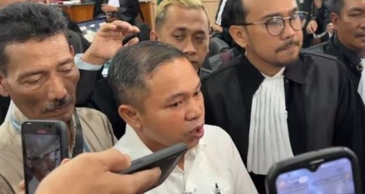 Abdul Wahid saat keluar dari ruang sidang di Pengadilan Negeri Pekanbaru, Riau, Kamis (26/3/2026). (Kompas)