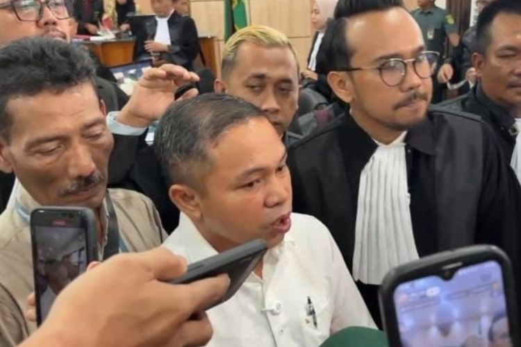 Abdul Wahid saat keluar dari ruang sidang di Pengadilan Negeri Pekanbaru, Riau, Kamis (26/3/2026). (Kompas)