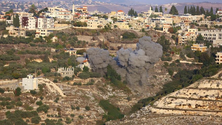 Asap mengepul setelah serangan Israel menyusul perintah evakuasi militer Israel, di Chehour, Lebanon selatan, 19 November 2025. (Reuters)