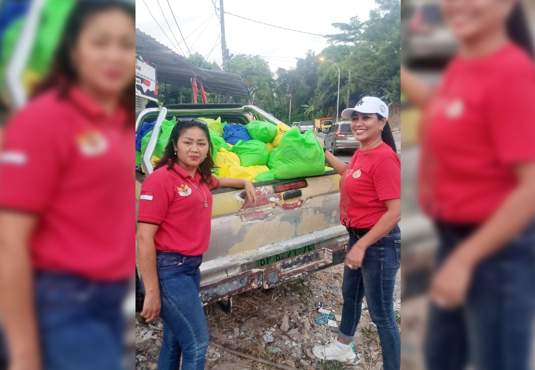 Ketua PBB Provinsi Kepulauan Riau, Lilis Panjaitan (kanan) bersama Ketua Srikandi PBB Provinsi Kepri, Rosmawati, di sela pembagian sembako untuk anggota PBB di Batam, dua hari menjelang lebaran 2026 lalu.