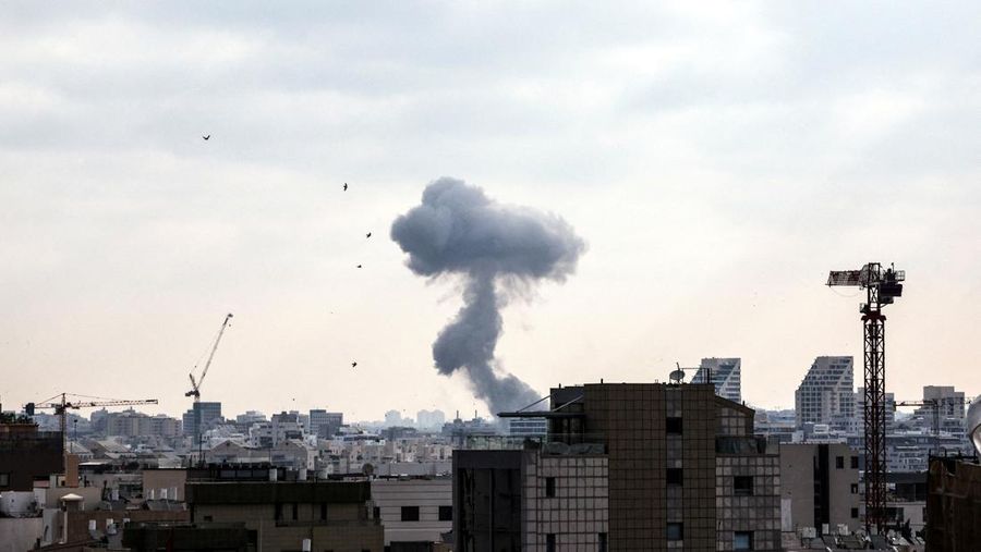 Kota-kota di Iran hancur akibat perang.