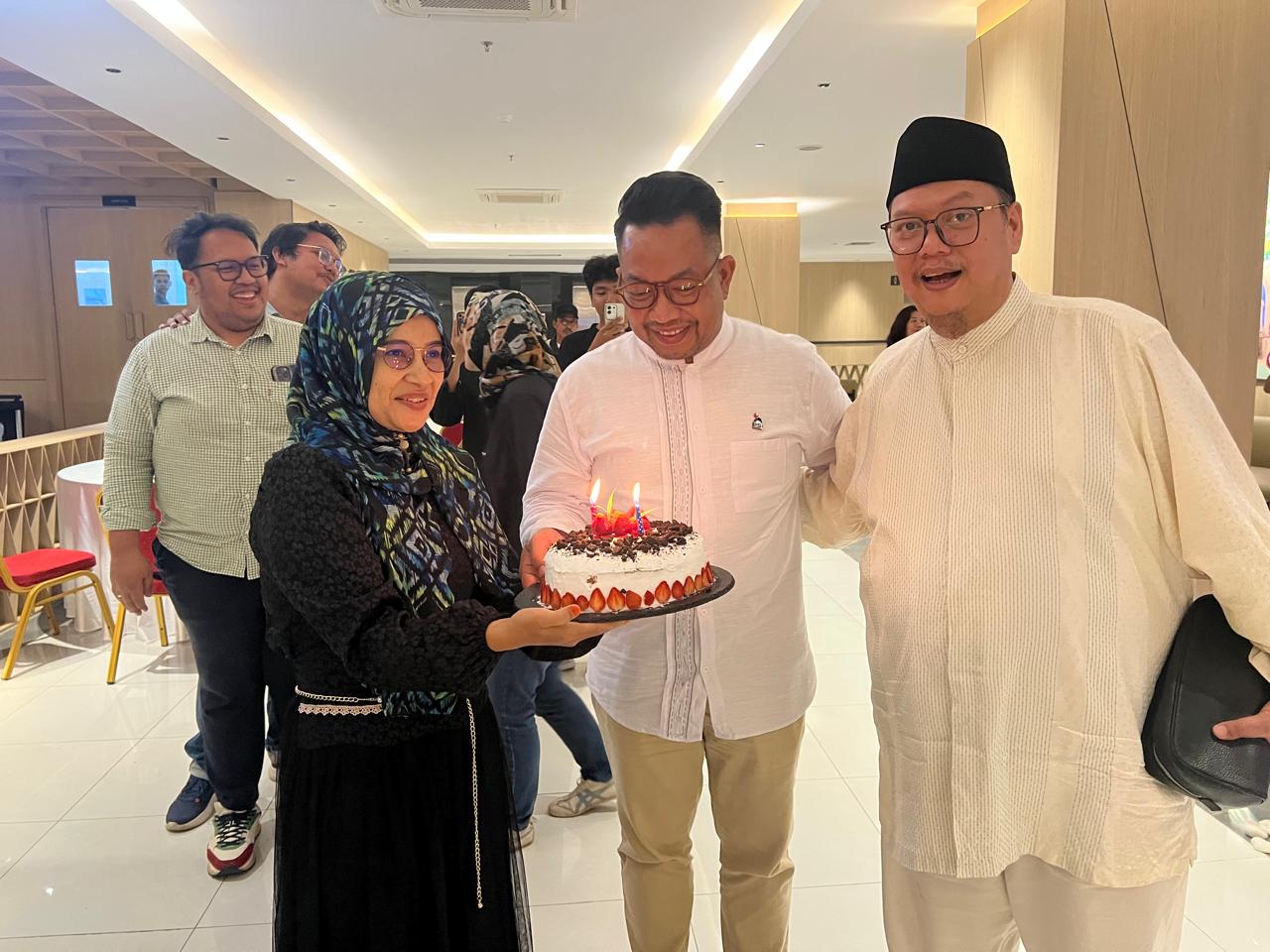 Ketua DPD PSI, Donal Pangihutan (tengah) bersama Ketua MRKR, Rury Afriansyah, saat merayakan Ulang Tahun Donal di acara Halal Bihalal PSI Kota Batam, di Hotel Max One, Batam, Kamis, 26/3/2026.