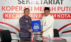 Kepala Ombudsman RI Perwakilan Kepri, Dr Lagat Siadari bersama Camat Batam Kota, Dwiki Septiawan, saat melakukan peninjauan layanan publik di kantor Kecamatan Batam Kota, Kamis, 16/4/2026.