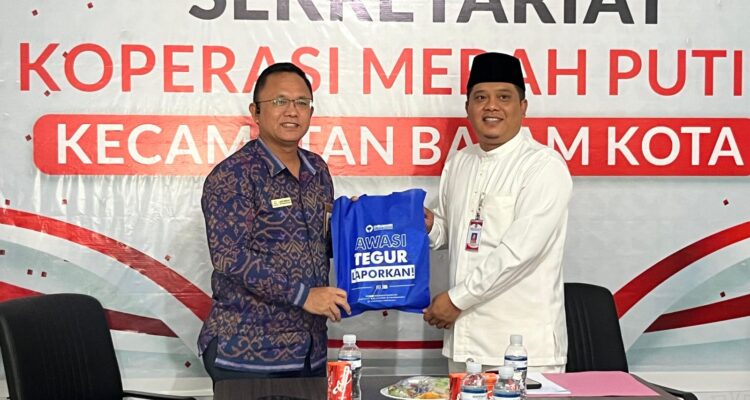 Kepala Ombudsman RI Perwakilan Kepri, Dr Lagat Siadari bersama Camat Batam Kota, Dwiki Septiawan, saat melakukan peninjauan layanan publik di kantor Kecamatan Batam Kota, Kamis, 16/4/2026.