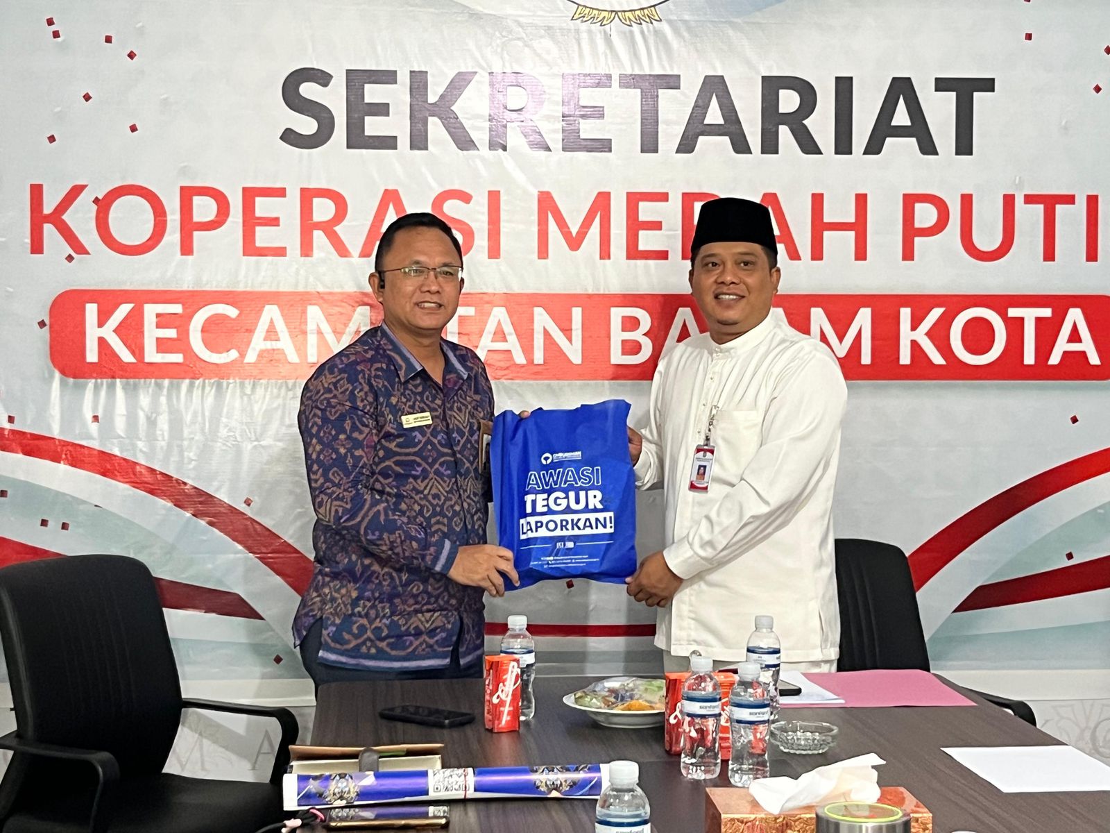 Kepala Ombudsman RI Perwakilan Kepri, Dr Lagat Siadari bersama Camat Batam Kota, Dwiki Septiawan, saat melakukan peninjauan layanan publik di kantor Kecamatan Batam Kota, Kamis, 16/4/2026.