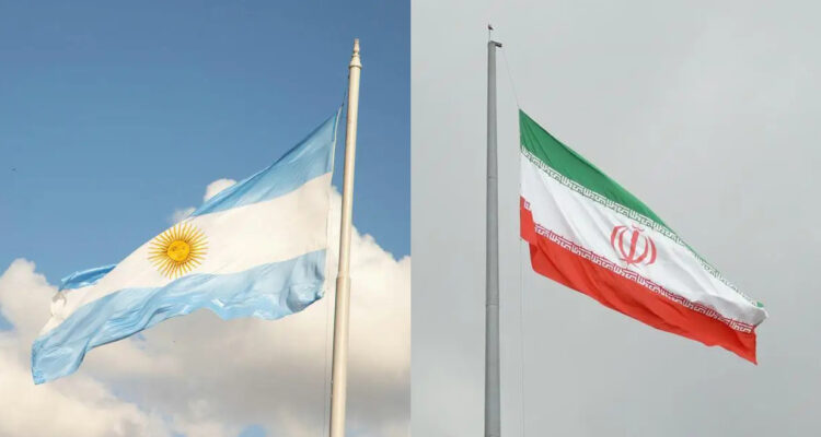 Bendera Argentina (kiri) dan Bendera Iran.