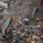 Seorang pria memeriksa lokasi serangan Israel di pinggiran selatan Beirut pada 9 April 2026.