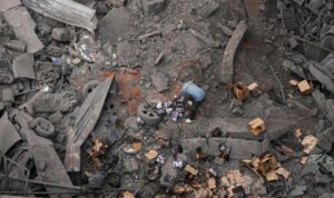 Seorang pria memeriksa lokasi serangan Israel di pinggiran selatan Beirut pada 9 April 2026.