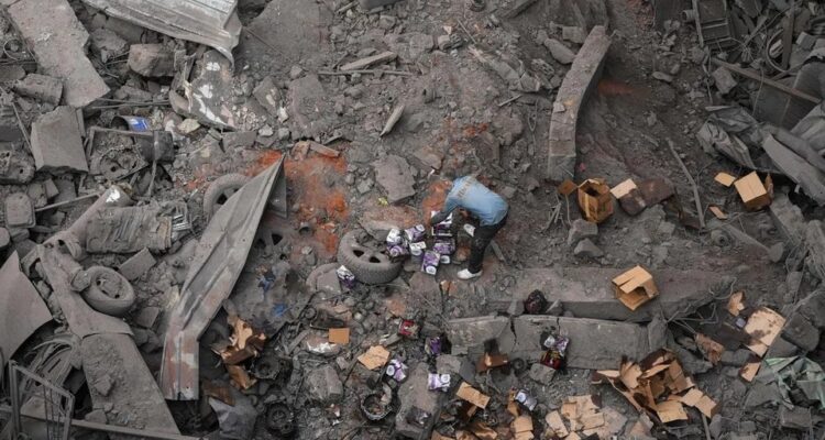 Seorang pria memeriksa lokasi serangan Israel di pinggiran selatan Beirut pada 9 April 2026.