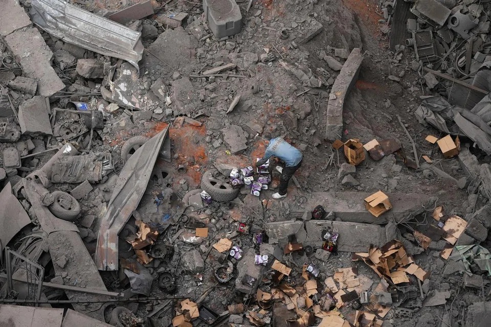 Seorang pria memeriksa lokasi serangan Israel di pinggiran selatan Beirut pada 9 April 2026.