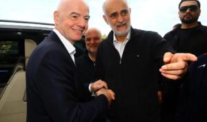 Wakil Presiden I Federasi Sepak Bola Iran, Mehdi Mohammad Nabi (kanan), berbincang dengan presiden FIFA Gianni Infantino di Turki, pada 31 Maret. (Reuters)