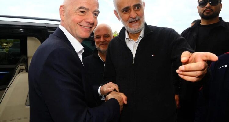 Wakil Presiden I Federasi Sepak Bola Iran, Mehdi Mohammad Nabi (kanan), berbincang dengan presiden FIFA Gianni Infantino di Turki, pada 31 Maret. (Reuters)