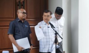 Wakil Presiden Ke-10 dan Ke-12 Jusuf Kalla saat konferensi pers di kediamannya, Jakarta, Minggu (5/4/2026). (Antara)