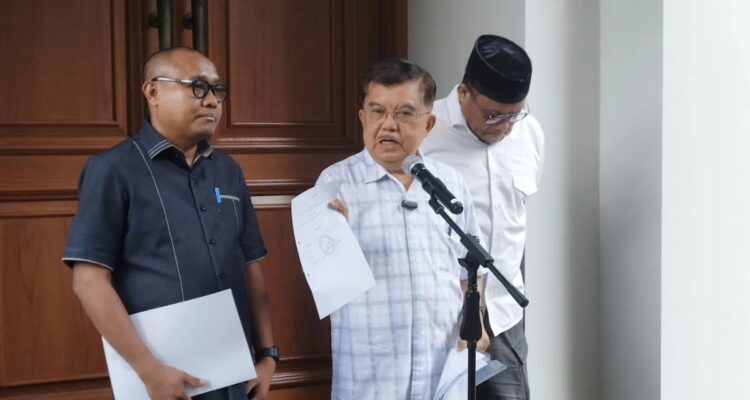 Wakil Presiden Ke-10 dan Ke-12 Jusuf Kalla saat konferensi pers di kediamannya, Jakarta, Minggu (5/4/2026). (Antara)