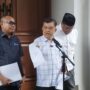 Wakil Presiden Ke-10 dan Ke-12 Jusuf Kalla saat konferensi pers di kediamannya, Jakarta, Minggu (5/4/2026). (Antara)