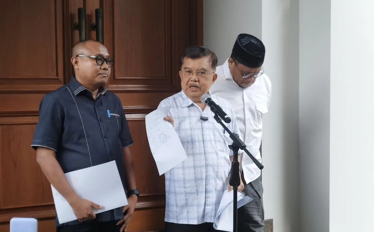 Wakil Presiden Ke-10 dan Ke-12 Jusuf Kalla saat konferensi pers di kediamannya, Jakarta, Minggu (5/4/2026). (Antara)
