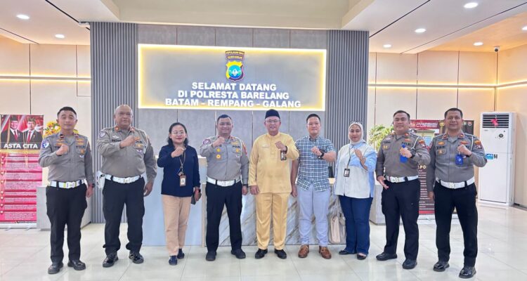 Ombudsman RI Perwakilan Kepri bersama Polresta Barelang usai mengadakan rapat di Ruang Rapat Polresta Barelang, Jumat, 10/4/2026.