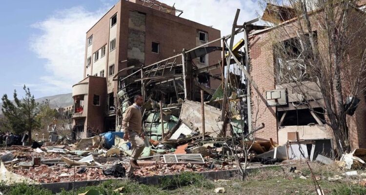 Perang memasuki minggu keenam dengan prospek perundingan perdamaian yang sangat tipis. (AFP)