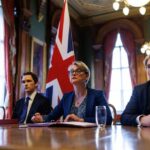 Menteri Luar Negeri Inggris Yvette Cooper (kedua dari kanan), dan para pejabat negara itu mengadakan pertemuan virtual pada 2 April dengan rekan-rekan dari sekitar 40 negara membahas cara-cara untuk melancarkan navigasi di Selat Hormuz. (Bloomberg)