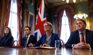 Menteri Luar Negeri Inggris Yvette Cooper (kedua dari kanan), dan para pejabat negara itu mengadakan pertemuan virtual pada 2 April dengan rekan-rekan dari sekitar 40 negara membahas cara-cara untuk melancarkan navigasi di Selat Hormuz. (Bloomberg)