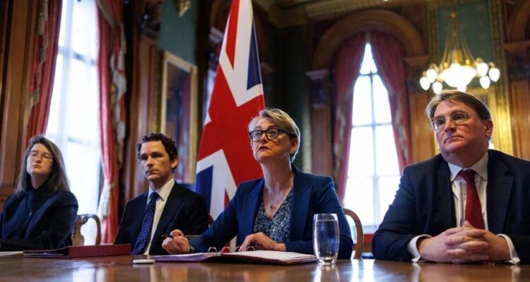 Menteri Luar Negeri Inggris Yvette Cooper (kedua dari kanan), dan para pejabat negara itu mengadakan pertemuan virtual pada 2 April dengan rekan-rekan dari sekitar 40 negara membahas cara-cara untuk melancarkan navigasi di Selat Hormuz. (Bloomberg)