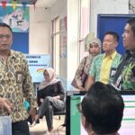 Ketua Ombudsman RI Perwakilan Kepri, Lagat Siadari menyaksikan langsung pelayanan publik di Kantor Camat Bengkong, Kota Batam, Kami, 9/4/2026.
