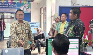Ketua Ombudsman RI Perwakilan Kepri, Lagat Siadari menyaksikan langsung pelayanan publik di Kantor Camat Bengkong, Kota Batam, Kami, 9/4/2026.