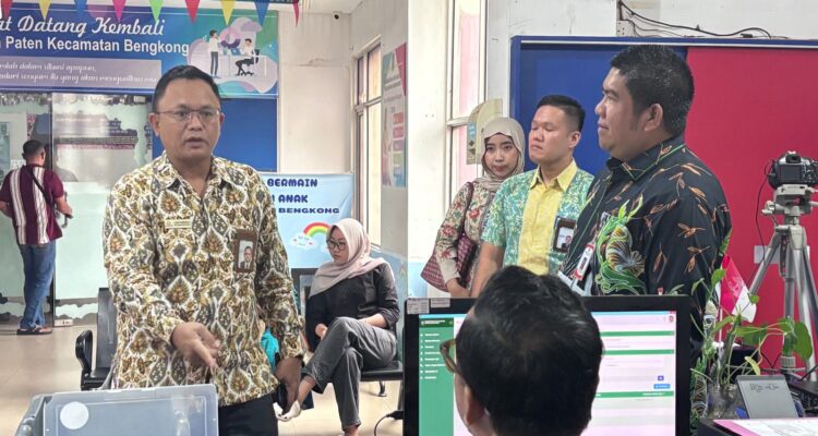 Ketua Ombudsman RI Perwakilan Kepri, Lagat Siadari menyaksikan langsung pelayanan publik di Kantor Camat Bengkong, Kota Batam, Kami, 9/4/2026.