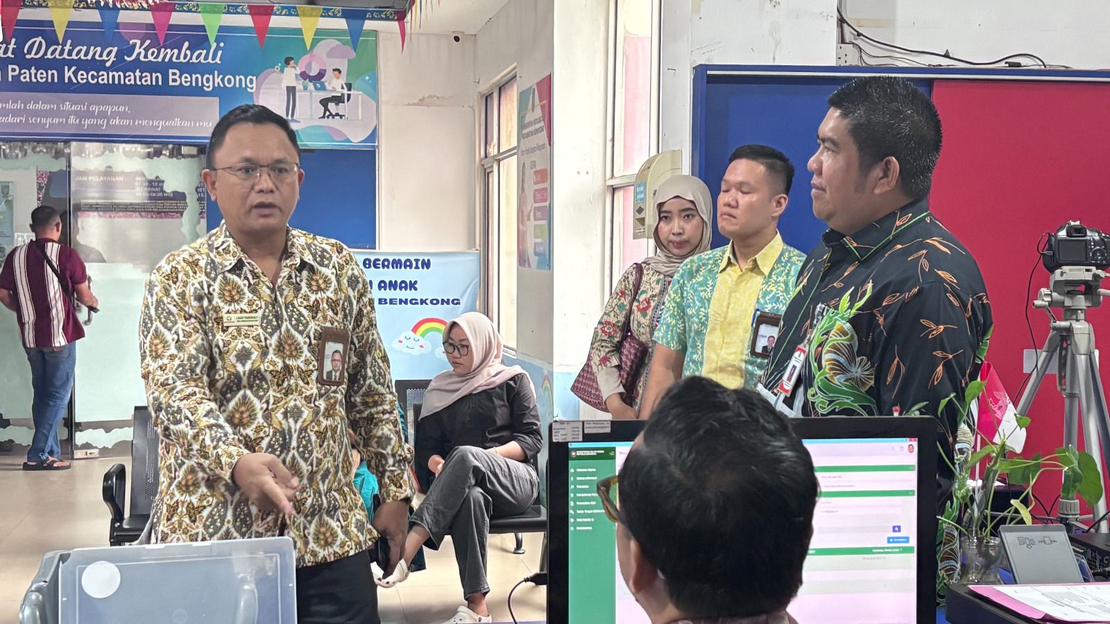 Ketua Ombudsman RI Perwakilan Kepri, Lagat Siadari menyaksikan langsung pelayanan publik di Kantor Camat Bengkong, Kota Batam, Kami, 9/4/2026.