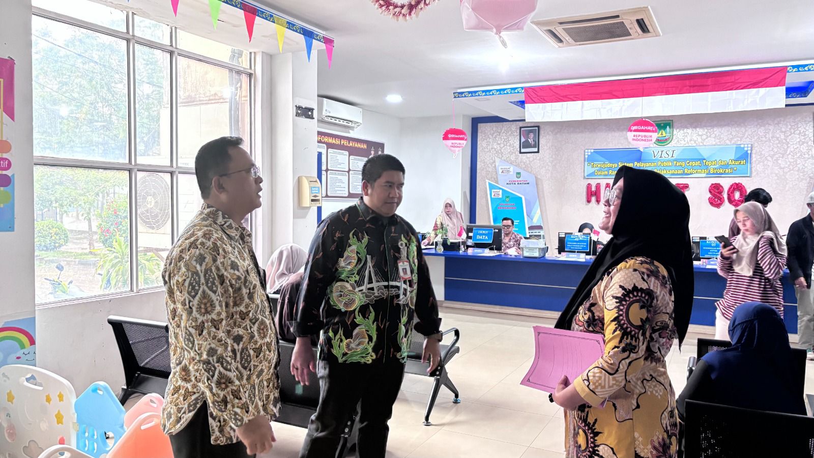 Ketua Ombudsman RI Perwakilan Kepri, Lagat Siadari berbincang dengan petugas di Kantor Camat Bengkong.