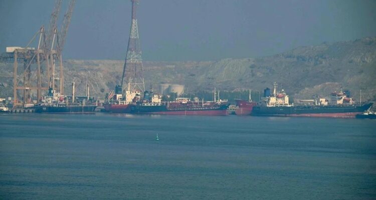 Selat Hormuz: Masih terdapat banyak kebingungan mengenai bagaimana blokade tersebut akan diberlakukan, dan bagaimana pasukan AS kemungkinan akan menanggapi tantangan yang tak terhindarkan.