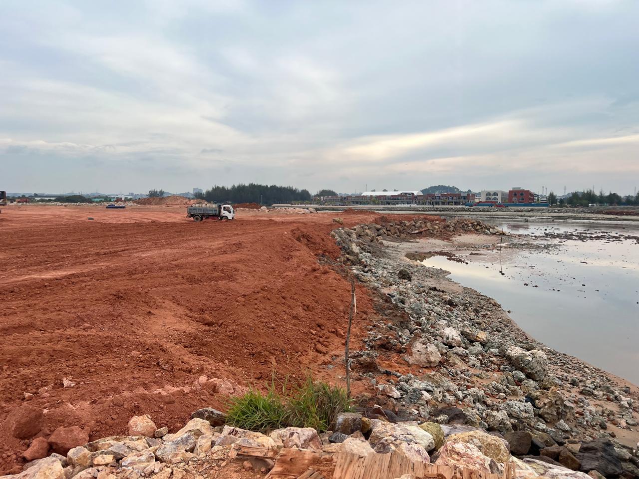 Aliran Sungapi Bengkong dan Sungai Nayon mengalami pendangkalan menuju proyek reklamasi.