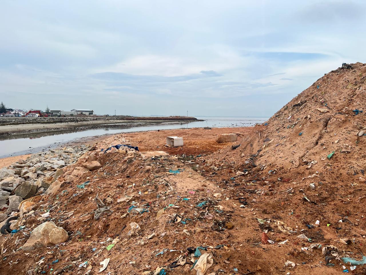 Aliran Sungai Bengkong dan Sungai Nayon menyempit menuju laut, yang akan menimbulkan banjir di kawasan pemukiman Bengkong dan Batam Center.
