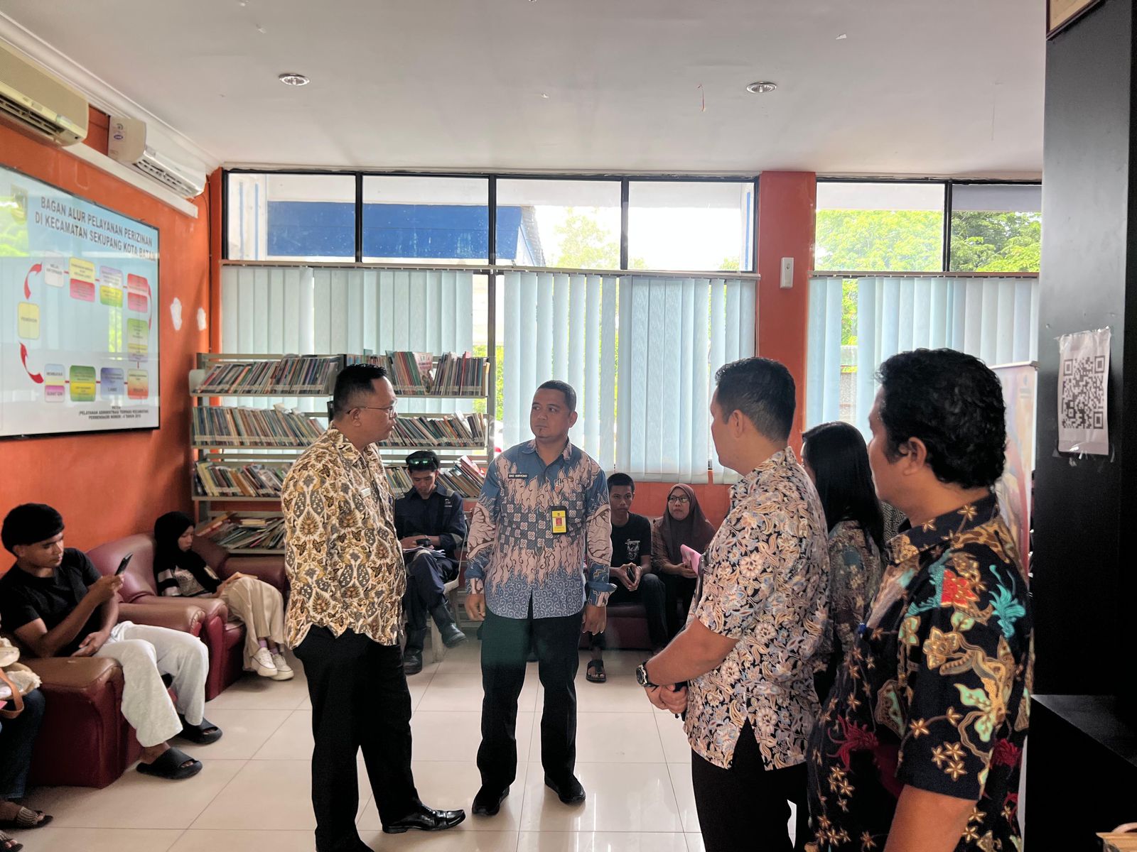Ketua Ombudsman RI Perwakilan Kepri, Dr Lagat Siadari, saat melakukan pemantauan langsung terhadap kualitas pelayanan publik di Kantor Kecamatan Sekupang sembari diskusi bersama aparatur di kelurahan, Kamis, 7/5/2026.