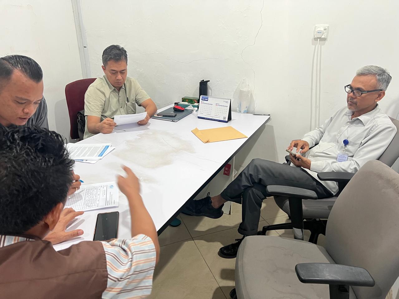 Uturan 135 KK warga Kampung Utama mengadakan rapat di kantor PT ABHi, Kamis, 30/4/2019. 