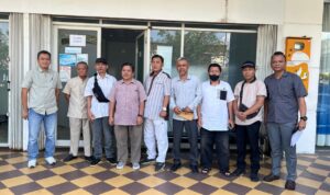 Perwakilan 135 KK warga Kampung Utama Atas yang tidak mendapatkan aliran air sejak setahun lalu. Mereka mendatangangi kantor PT ABHi untuk meminta pemenuhan kebutuhan air, Kamis, 30/4/2026.