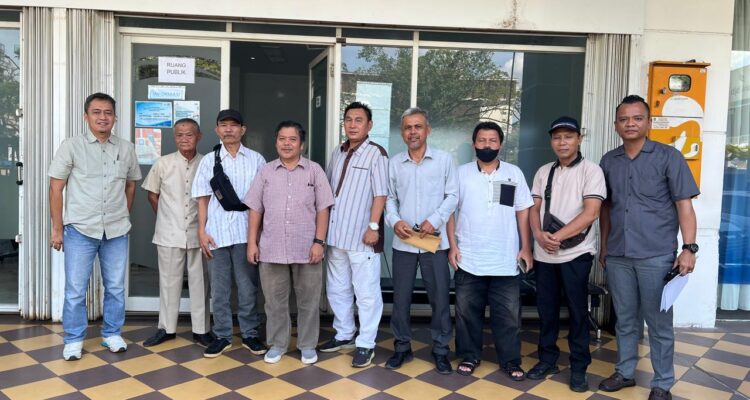 Perwakilan 135 KK warga Kampung Utama Atas yang tidak mendapatkan aliran air sejak setahun lalu. Mereka mendatangangi kantor PT ABHi untuk meminta pemenuhan kebutuhan air, Kamis, 30/4/2026.