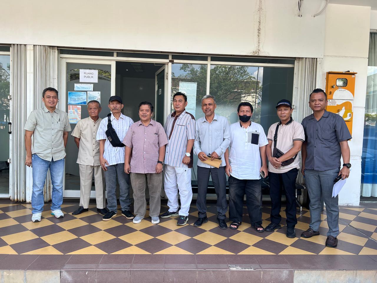 Perwakilan 135 KK warga Kampung Utama Atas yang tidak mendapatkan aliran air sejak setahun lalu. Mereka mendatangangi kantor PT ABHi untuk meminta pemenuhan kebutuhan air, Kamis, 30/4/2026.