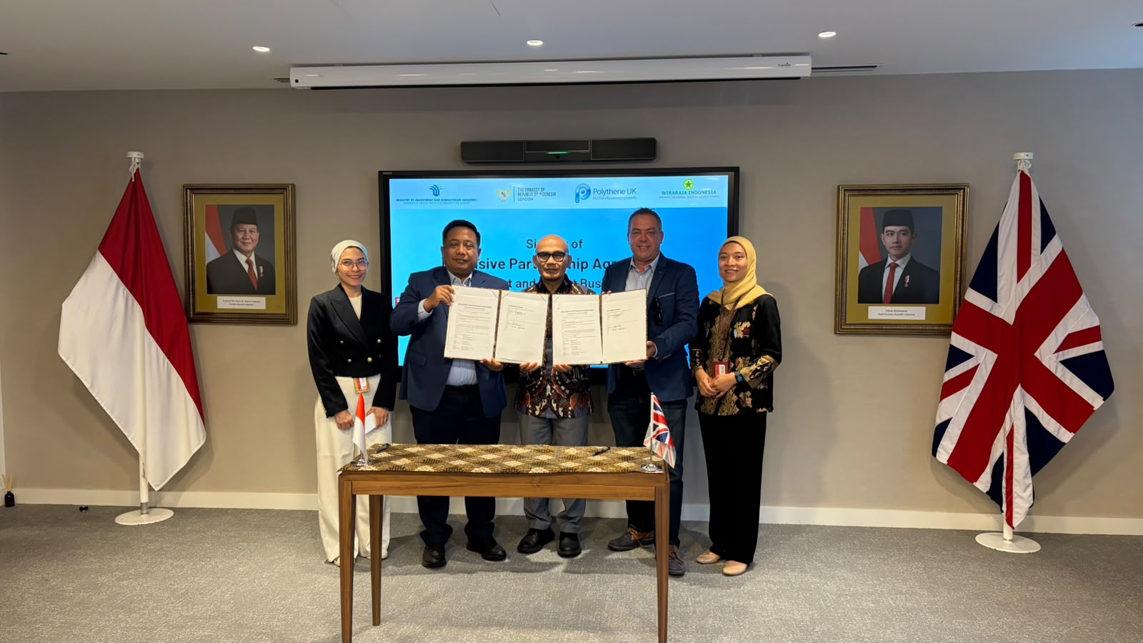 Penandatanganan kerjasama antara PT Wiraraja Indonesia dengan Polythene UK Ltd, di Kedubes RI du London, pada 29 Juni 2026.