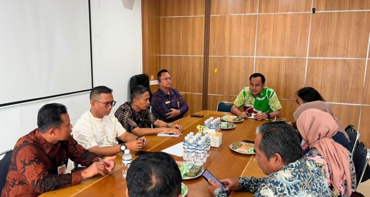 Perwakilan Ombudsman RI Provinsi Kepulauan Riau (Kepri) dalam pemantauan langsung terkait pelayanan publik tingkat kecamatan dan kelurahan di Kantor Kecamatan Sungai Beduk pada Kamis, 9 Juli 2026.