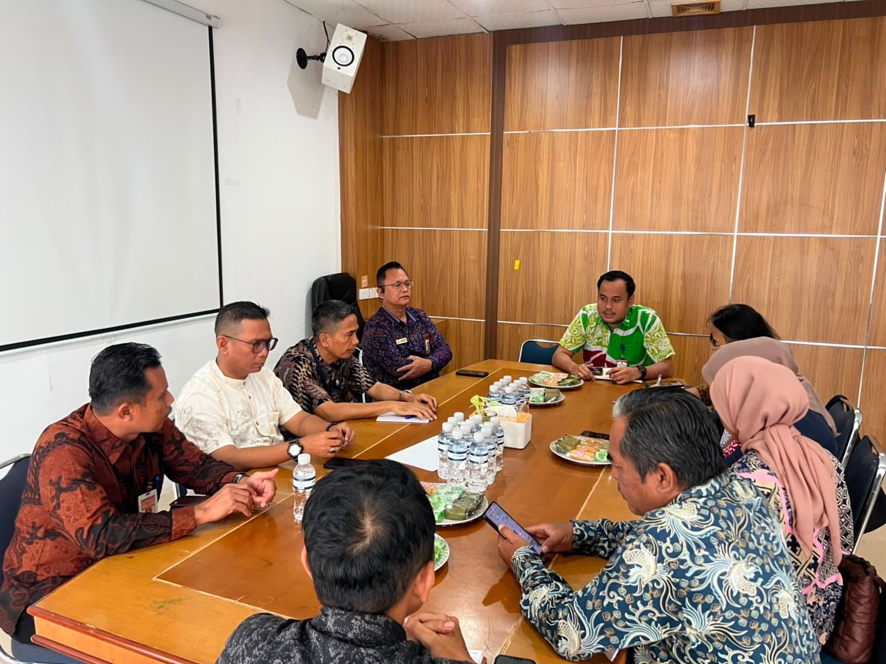 Perwakilan Ombudsman RI Provinsi Kepulauan Riau (Kepri) dalam pemantauan langsung terkait pelayanan publik tingkat kecamatan dan kelurahan di Kantor Kecamatan Sungai Beduk pada Kamis, 9 Juli 2026.