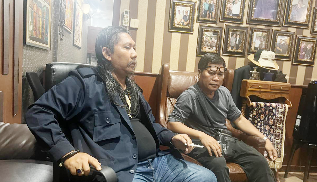 Datok Iswandi bin M Yakub yang dikenal sebagai Bang Long, bersama Said Ubaidillah, Dewan Adat Lembaga Kesultanan Riau Lingga yang sedang mempersiapkan dokumen tanah adat dan tanah ulayat masyarakat Melayu Kepri.