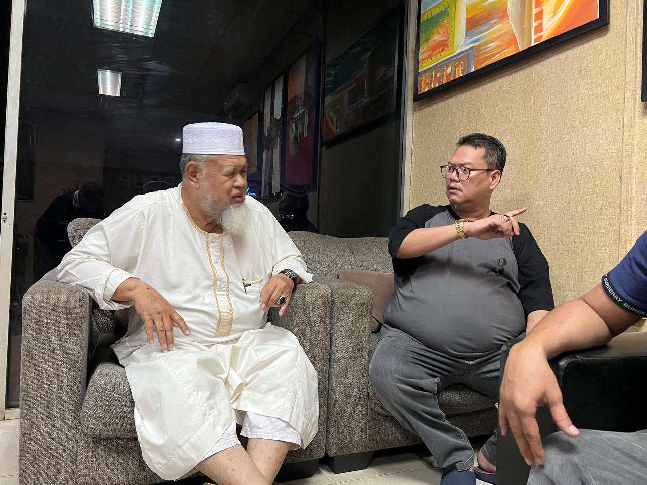 Datok Megat Rury Afriansyah (kanan) bersama Datok Huzrin Hood. Dua tokoh Melayu yang resah dengan tindakan arogan aparatur penegak hukum.