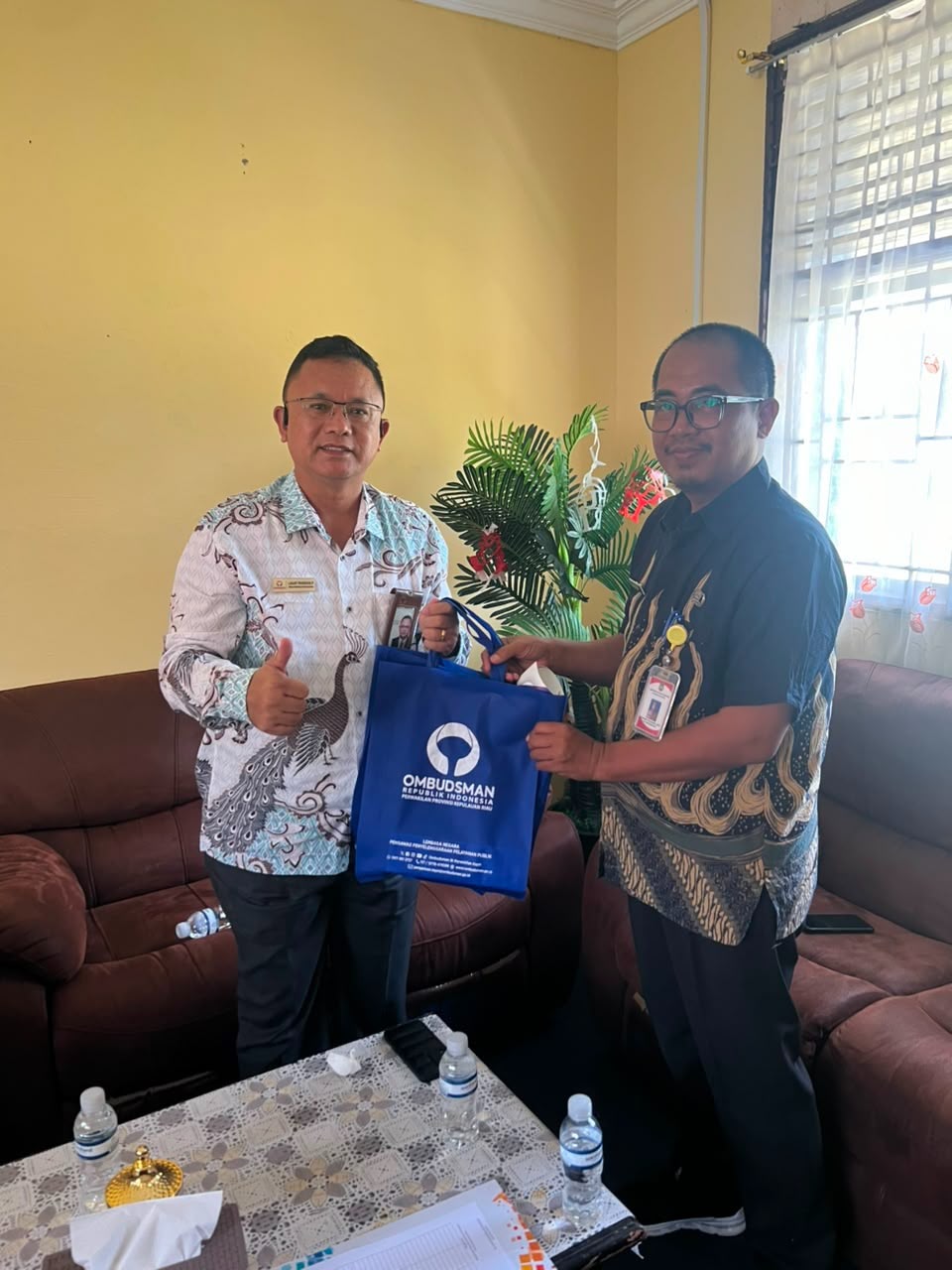 Kepala Perwakilan Ombudsman RI Provinsi Kepri, Dr Lagat Siadari (kiri) bersama Danang, Camat Galang.